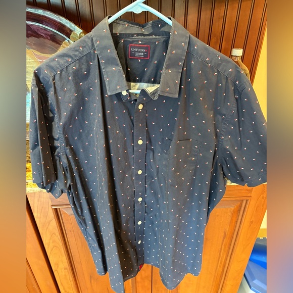 UNTUCKit men’s short sleeve button front shirt. Sharp Navy Blue with Red Pattern - Picture 5 of 7